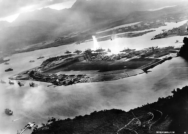 Attack_on_Pearl_Harbor_Japanese_planes_view