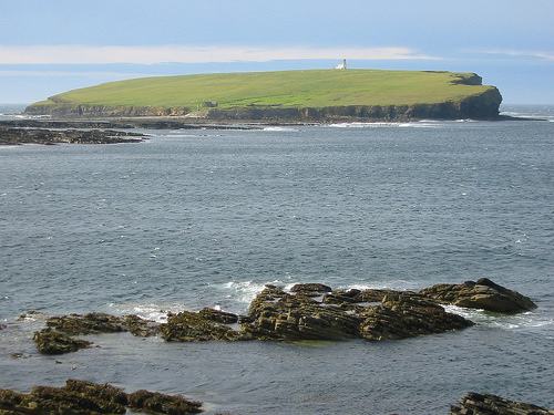 The Brough of Birsay, Orkney, near where HMS Hampshire sank. Photo by Pigalle, from https://www.flickr.com/photos/pigalleworld/8564144781