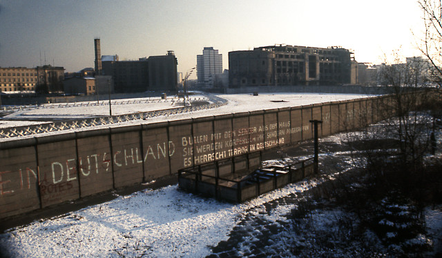Berlin_Wall_Potsdamer_Platz_November_1975_looking_east