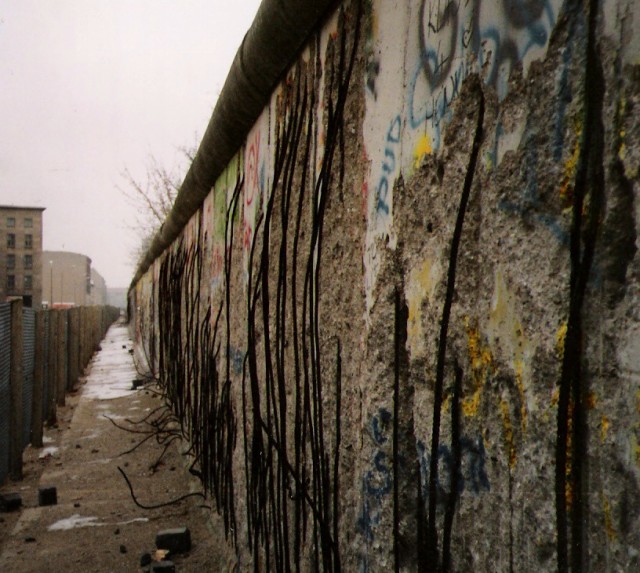 Berlin_wall_1990
