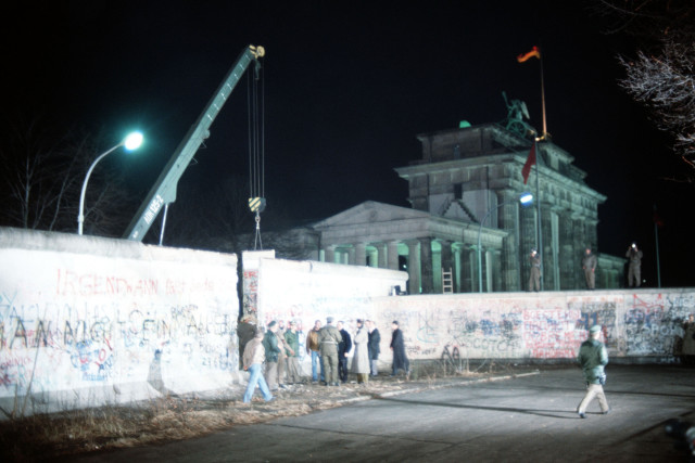 Crane_removed_part_of_Wall_Brandenburg_Gate