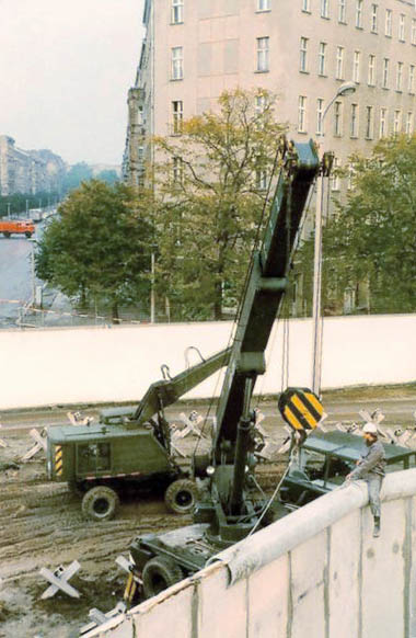 Abschlussarbeiten an der Mauerkrone an der Bernauer Straße im Jahr 1980