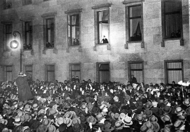 30. Januar 1933 Hitler am Fenster der Reichskanzlei in der Wilhelmstraﬂe in Berlin bei der Entgegennahme der Ovationen der Bevˆlkerung am Abend des Tages. (Aufnahme: Robert Sennecke, Berlin)