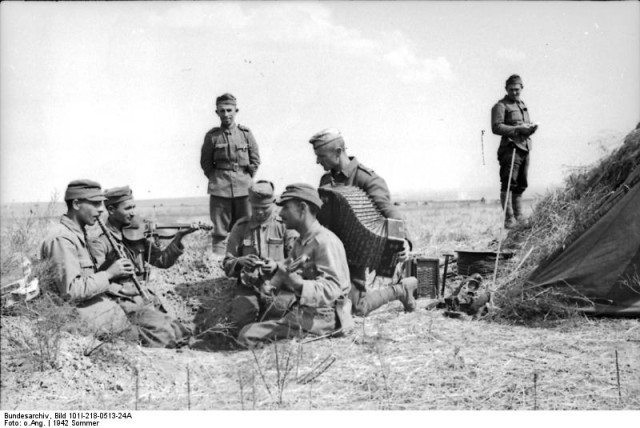 Romanian soldiers in Russia. Bundesarchiv, Bild 101I-218-0513-24A / CC-BY-SA 3.0