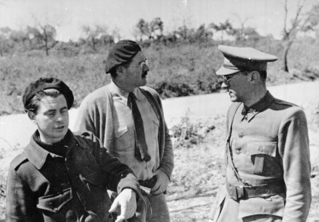 Yvens, Hemingway (center) and Ludwig Renn. Photo credit: Bundesarchiv