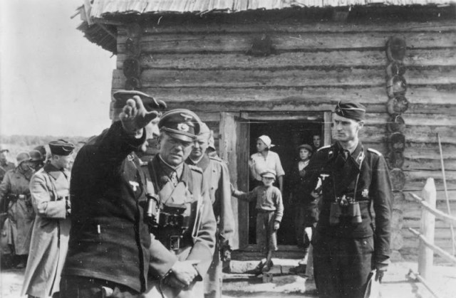 General Guderian at a forward command post of a Panzer regiment near Kiev, 1941 (Bundesarchiv)