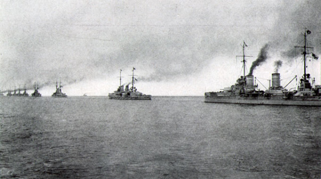A battleship squadron of the German High Seas Fleet. By Unknown - Aus: Abbot, Willis John: The Nations at War: A Current History. Leslie-Judge Co., NY, 1917; Download von Public Domain.