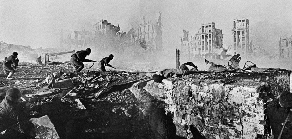 Soviet soldiers on the attack on the house, Stalingrad.
