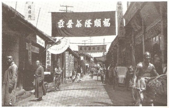Earth Market Street, Kaifeng, 1910. The synagogue lay beyond the row of stores on the right.