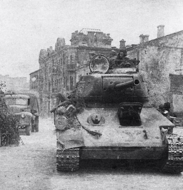 Soviet tanks T34-85 entering Minsk in early july 1944 [via]