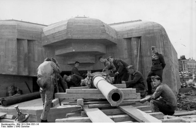 Part of the Atlantic Wall. Battery gun during setup, June 1943, Northern France (Image).