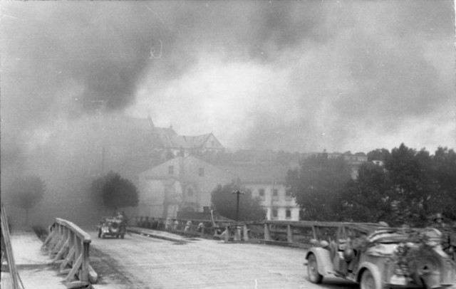 German military vehicles crossing a bridge in Grodno. 10-15 July 1944 [via]