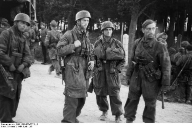Fearsome Fallschirmjager, and elite soldiers of Wehrmacht (By Bundesarchiv, Bild 101I-586-2225-16 / Slickers / CC-BY-SA 3.0, CC BY-SA 3.0 de, https://commons.wikimedia.org/w/index.php?curid=5413042)