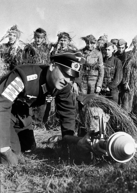 Hauptmann Peter Kiesgen, winner of the Knight’s Cross and former Hitlerjugend leader, helps train new recruits in the use of the Panzerfaust 60 in 1944. The Hauptmann wears five tank destruction badges on his right sleeve, each one awarded for the single-handed destruction of an enemy tank (Image).