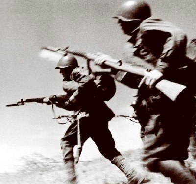 Russian soldiers advance with fixed bayonets, Operation Bagration. 22 June 1944 [via]