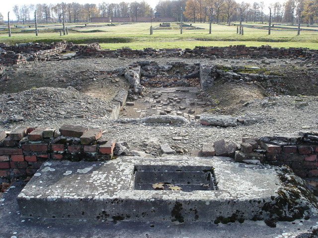 The ruins of Crematoriun IV, photo by Diether (Wikipedia)