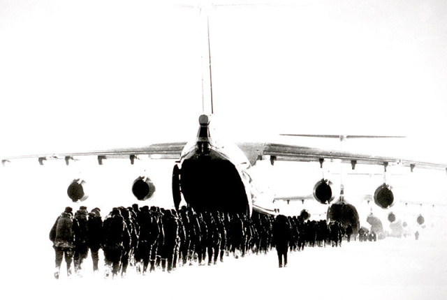800px-Soviet_Il-76_Candid_loading_paratroops