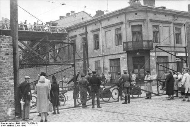 Corner of Żelazna 70 and Chłodna 23 (looking east). This section of Żelazna street connected the "large ghetto" and "small ghetto" areas of German-occupied Warsaw - Bundesarchiv, Bild 101I-270-0298-10 / Amthor / CC-BY-SA 3.0