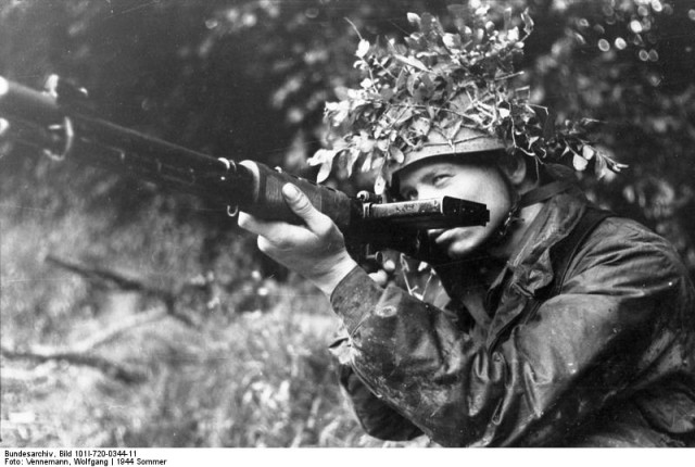 A German Fallschirmjäger poses with his early model FG 42 (Ausführung "C") in France, 1944. Bundesarchiv (CC-BY-SA 3.0)