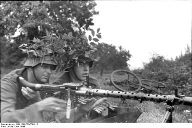 German soldiers with an MG 34 machine-gun. By Bundesarchiv – CC BY-SA 3.0 de