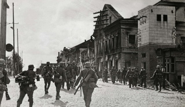 Wehrmacht on the street of destroyed city of Pskov. 1941