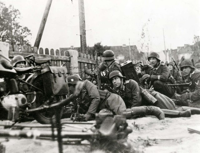 German Soldiers with Mauser Kar98k carbines, standard infrantry rifle. 1941