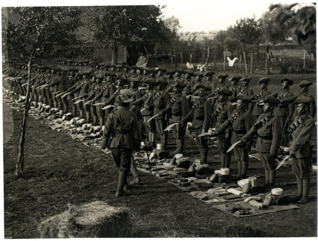 Gurkha troops displaying their kukris for inspection during WWI. Image: Wikipedia