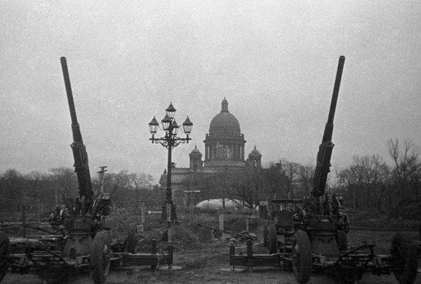 Antiaircraft guns guarding the sky of Leningrad, in front of St. Isaac's Cathedral [RIA Novosti archive, image #5634 / David Trahtenberg / CC-BY-SA 3.0]