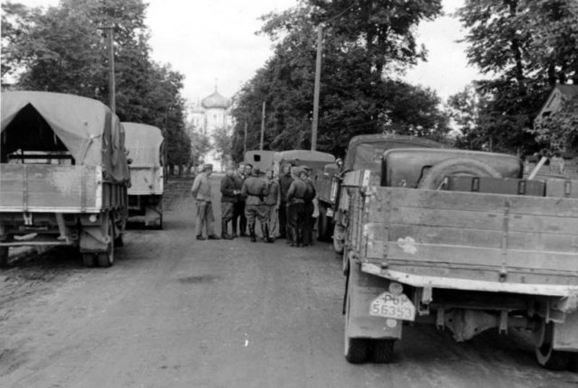 A column of German soldiers near Krasnogwardeisk, 1942 [Bundesarchiv, Bild 121-1467 / CC-BY-SA 3.0]