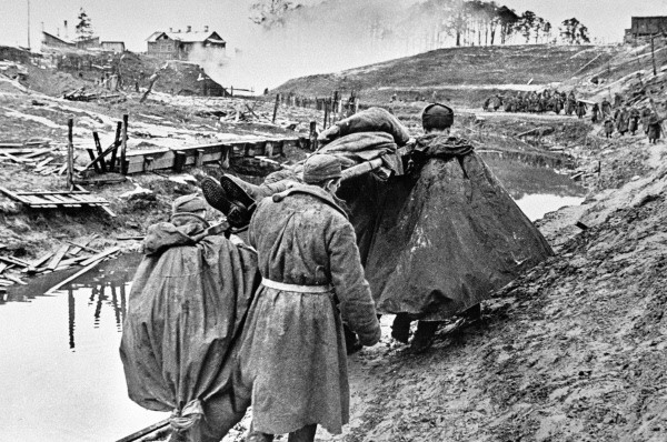 Soldiers carrying a wounded soldier. The Leningrad Front [RIA Novosti archive, image #1000 / Vsevolod Tarasevich / CC-BY-SA 3.0]