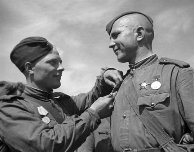 Soviet soldiers awarded with the Defense of Leningrad Medal. Great Patriotic War of 1941-1945. [RIA Novosti archive, image #601183 / Boris Kudoyarov / CC-BY-SA 3.0]