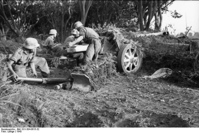 German artillery crew in action with their 7,5cm cannon. [Bundesarchiv, Bild 101I-304-0615-32 / Lüthge / CC-BY-SA 3.0]