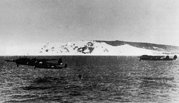 9./KG 76 on their way to the target, 18 August 1940. [Public Domain]