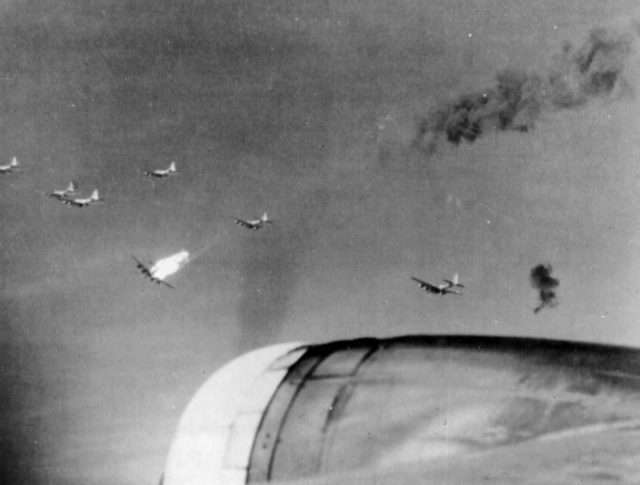 Burning an American bomber B-17 "Flying Fortress» (Boeing B-17 Flying Fortres) the 15th Air Force (15th Air Force), was shot down by a direct hit German anti-aircraft missile over the city Ruhland [Via].