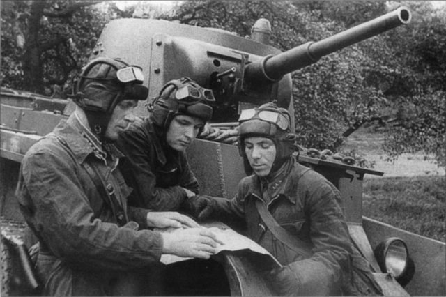 Crew of the Soviet tank BT-7 before the Battle of Smolensk. July 1941 [Via].