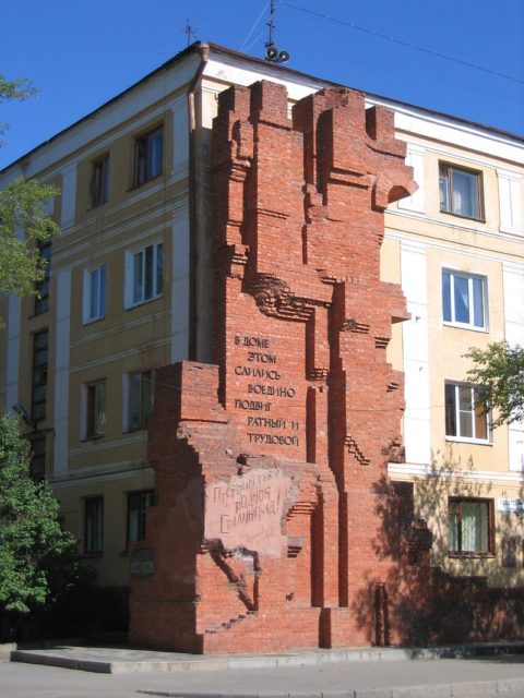 Pavlov's House in its current state. The inscription on the memorial reads: "In this building heroic feats of warfare and of labor fused together. We will defend / rebuild you, dear Stalingrad!" By Andrey Volykhov - Own work, CC BY-SA 3.0