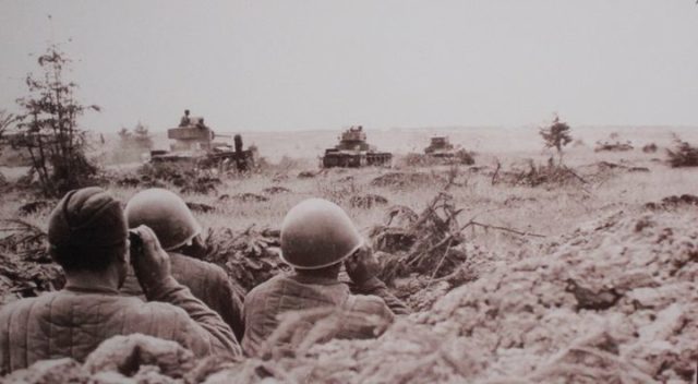 Infantry observes an advance of Soviet tanks T-26 near Smolensk. August 191 [Via]