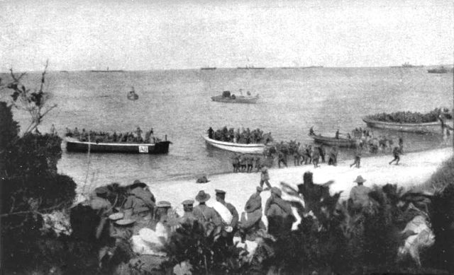 Australian 4th Battalion troops landing in Anzac Cove, 25 April 1915.