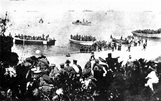 Troops landing at Suvla Bay, Turkey, 25 April 1915. By Item is held by John Oxley Library, State Library of Queensland., Public Domain, https://commons.wikimedia.org/w/index.php?curid=12662557