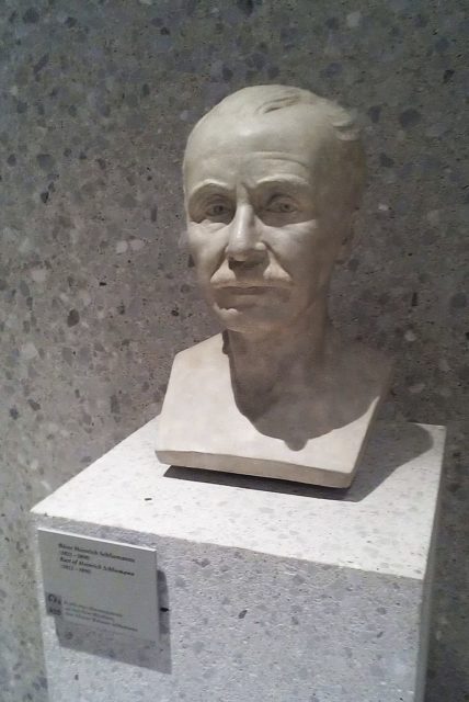 Bust_of_Heinrich_Schliemann_in_Neues_Museum,_Berlin