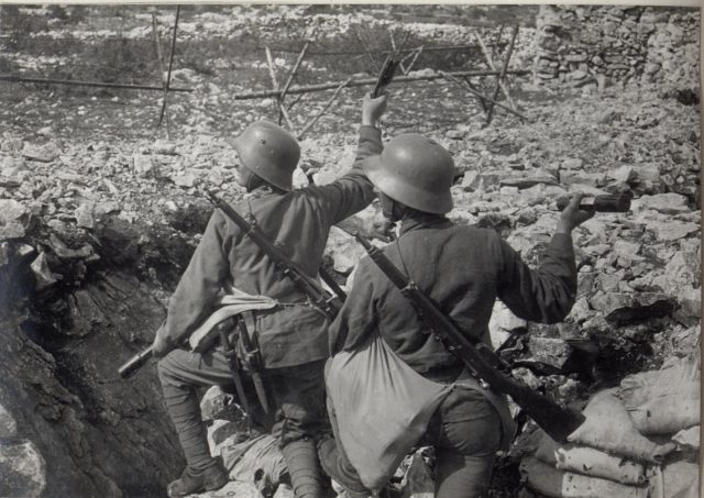 German troops assaulting Italian positions in the Italian front, 1917. Image Source: Wikimedia Commons/ public domain.