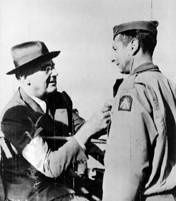 Clark being awarded the Distinguished Service Cross by President Franklin D. Roosevelt in Castelvetrano, Italy (Wikipedia / Public Domain)