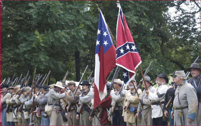 Enthusiasts portray Confederate soldiers in a 2012 reenactment. Flikr / Ron Cogswell / CC BY-2.0
