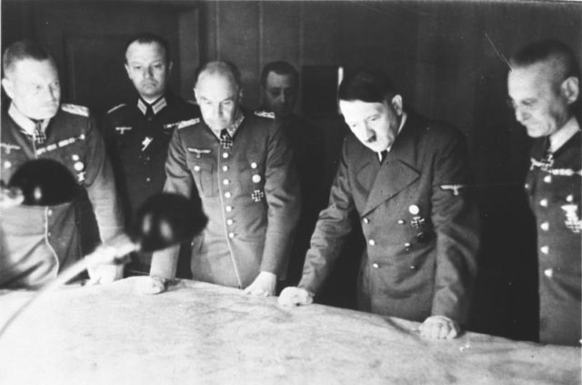 Halder (far right) studying a map with Hitler. 1940 (Bundesarchiv, Bild 146-1971-070-61 / CC-BY-SA 3.0, CC BY-SA 3.0 de / Wikipedia)