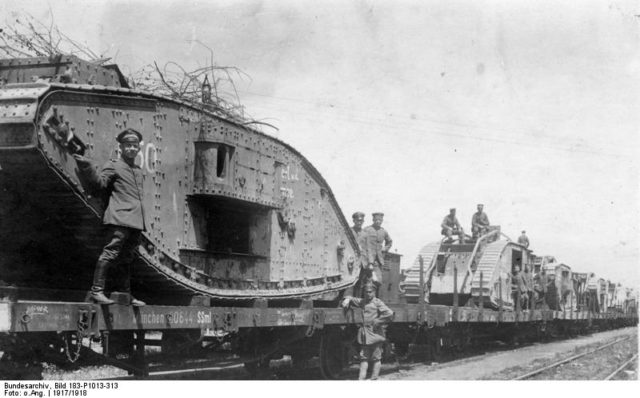 1917: British tanks captured by the Germans being transported by rail Bundesarchiv, Bild 183-P1013-313 / CC-BY-SA 3.0 