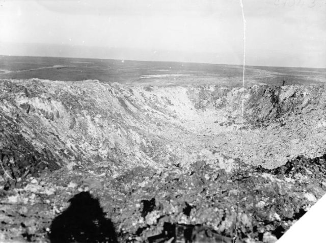 Hawthorn Ridge mine crater, Somme, November 1916 (note shadow of photographer, left foreground) (IWM Q 1527 / Public Domain / Wikipedia)