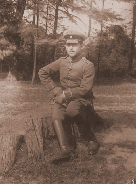 Fritz Beckhardt as a fighter pilot in WW1. Image source: Wikimedia Commons/ image belongs to the Beckhardt family - Unknown, CC BY-SA 2.0 de