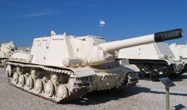 ISU-152, in Yad la-Shiryon Museum, Israel (By No machine-readable author provided. Bukvoed assumed (Own work assumed (based on copyright claims)., CC BY 2.5 / Wikipedia)