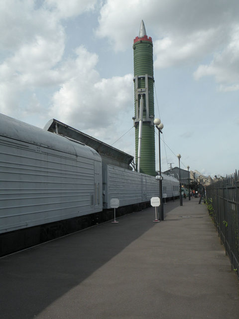 Rt 23 complex "Molodets" as a cargo train with a sensor for orientation on the lighting mast. By Vitold Muratov - Сопствено дело, CC BY-SA 3.0, https://commons.wikimedia.org/w/index.php?curid=27780149