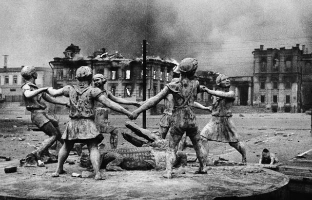 Famous fountain in destroyed Stalingrad (Russiainphoto.ru / Emmanuel Evzerihin / Public Domain)